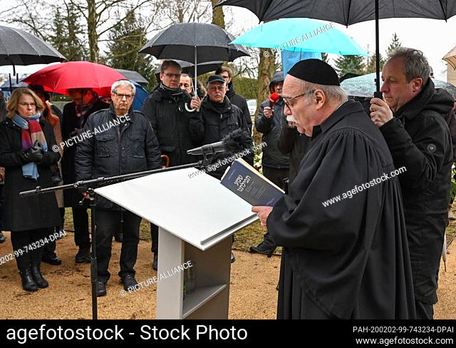 02 February 2020, Brandenburg, Jamlitz: Rabbi Andreas Nachama says a prayer at the commemoration ceremony for the 75th anniversary of the SS massacre in the...