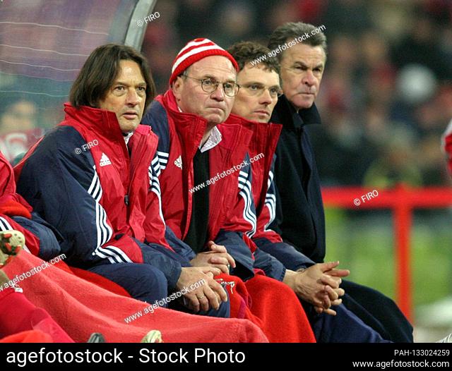 firo Fußball 24.02.2004 Champions League season 2003/2004, 03/04 FC Bayern Mvºnchen, Muenchen - Real Madrid 1: 1 Stunned: Bayern Bank, coach Ottmar Hitzfeld