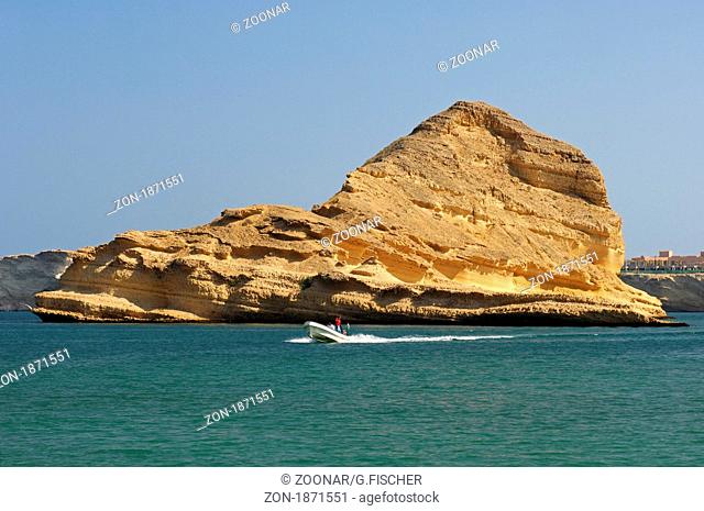 Bootsausflug in der malerischen Barr Al Jissah Bucht am Golf von Oman bei Maskat, Sultanat Oman / On a boat trip In the pittoresque Barr Al Jissah bay at the...