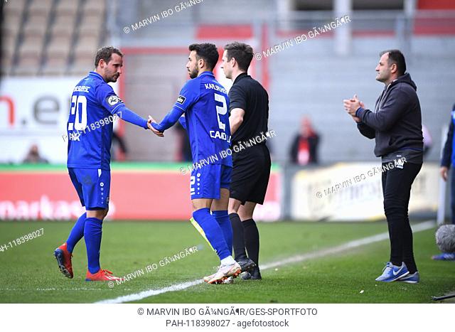 Substitution: Anton Fink (KSC, l.) Is substituted for Burak Camoglu (KSC, m.). Right Diwithrios Moutas (co-coach KSC). GES / football / 3rd league: Energie...