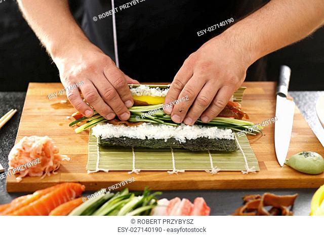 Sushi master skreca rolki sushi. Kurs przygotowywania sushi. Mata bambusowa, przygotowywanie sushi. Etapy tworzenia sushi
