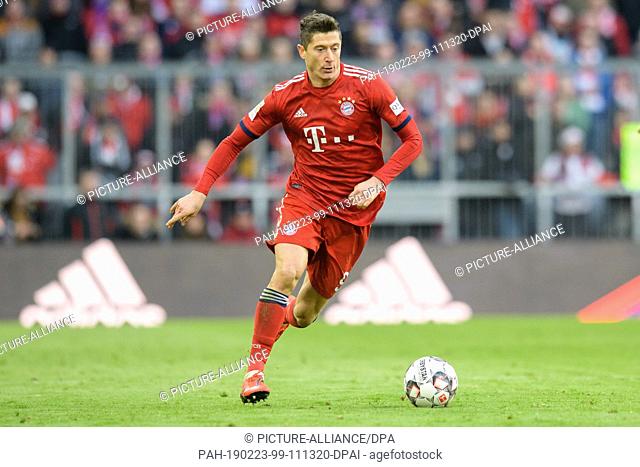 23 February 2019, Bavaria, München: Soccer: Bundesliga, Bayern Munich - Hertha BSC, 23rd matchday in the Allianz Arena. Robert Lewandowski from FC Bayern Munich...