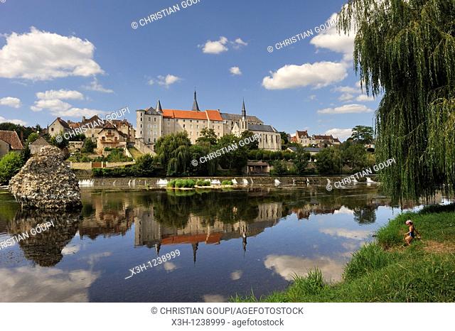 Saint-Gaultier city on the Creuse river bank, Indre department, province of Berry, region of Centre, France, Europe