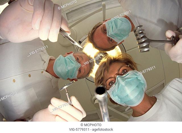 Blick in einen Operationssaal aus Sicht des Patienten, 2004 - Germany, 05/04/2004