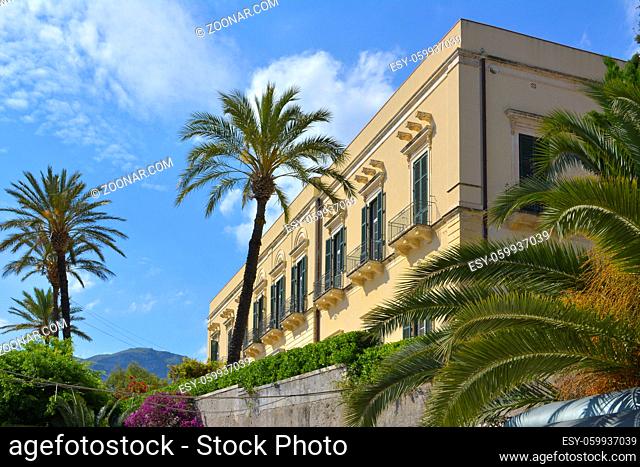 Italien, Italia, Sizilien, Taormina, Gebäude mit Palmen