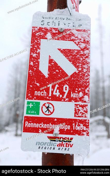 06 December 2023, Saxony-Anhalt, Schierke: View of a cross-country ski trail groomer on the Renneckenberg trail near Schierke