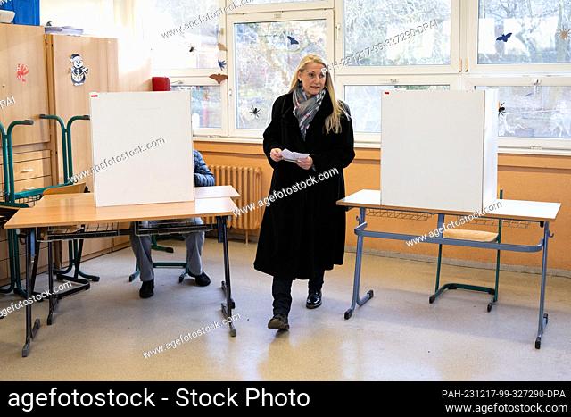 17 December 2023, Saxony, Pirna: Kathrin Dollinger-Knuth (CDU), candidate for mayor, emerges from a polling booth at an elementary school polling station