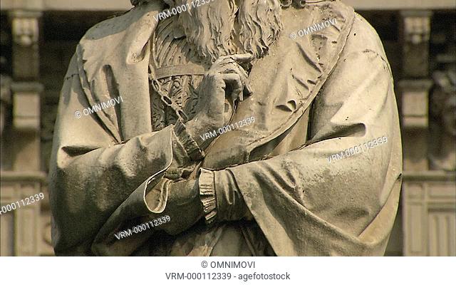 CU TU Statue of Leonardo Da Vinci / Milan, Italy