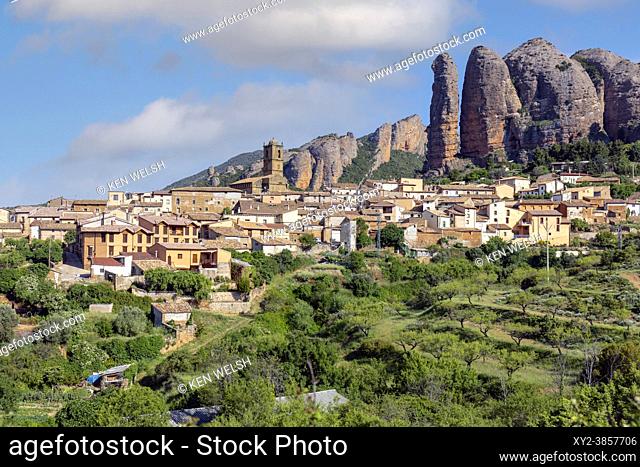 Village of Agüero beneath the conglomerate rock formations of the Mallos de Riglos, Huesca Province, Aragon, Spain. The Mallos de Riglos are approximately 300...