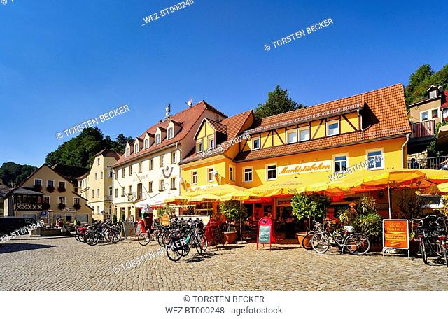 Germany, Saxony, Stadt Wehlen, Market square with town hall and sidewalk cafe
