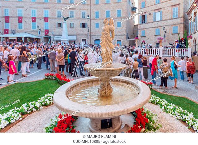 Piazza Giuseppe Garibaldi square, Historical re-enactment of the 700, Contained in Dress Vintage, Mogliano, Marche, Italy, Europe