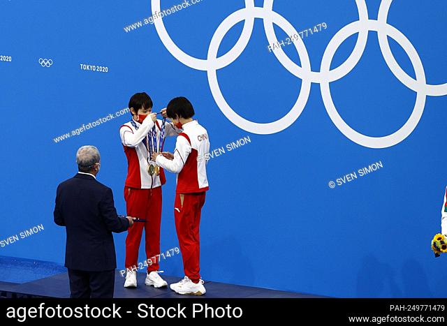 Award ceremony Yuxi CHEN (CHN), Jiaqi ZHANG (CHN), winner, Olympic champion, 1st place, gold medal, gold medalist, Olympic champion, gold medalist