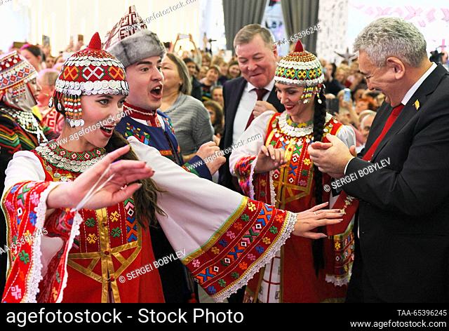 RUSSIA, MOSCOW - 1 de diciembre de 2023: Una ceremonia de boda de acuerdo con las tradiciones de la República de Chuvashia durante la exposición internacional...