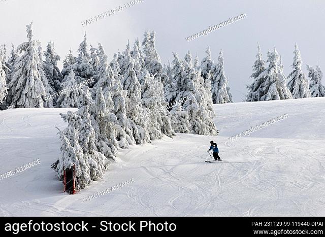 29 November 2023, Baden-Württemberg, Seebach: A winter sports enthusiast skis down a slope. The lift at Seibelseckle in the Ortenau district is one of the first...