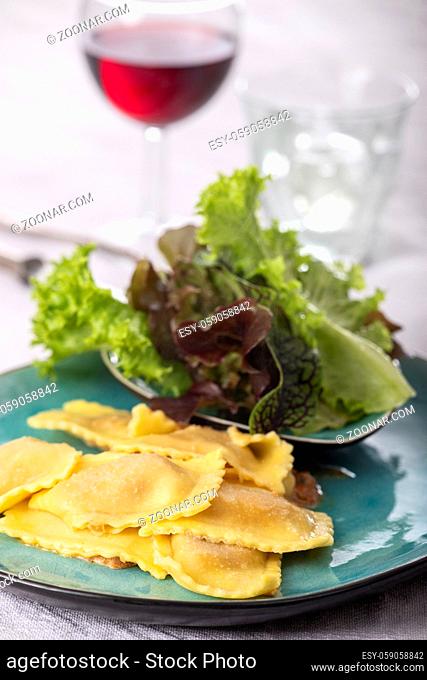 Ravioli mit Sahnesauce und Salat