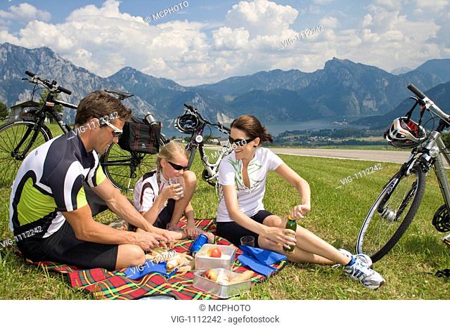 AUSTRIA, GMUNDEN, Familie, Fahrrad - Family, Bicycle - Gmunden, Oberösterreich - Upper Austria, Austria, 01/01/2009