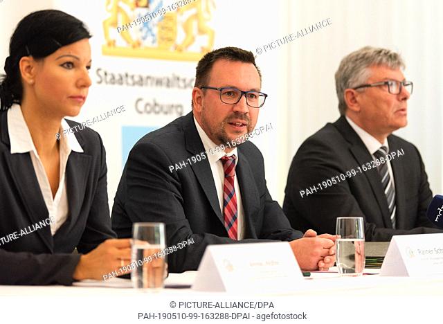 10 May 2019, Bavaria, Coburg: The press spokeswoman of the police headquarters Upper Franconia, Anne Höfer (l-r), the head of the criminal police inspection...