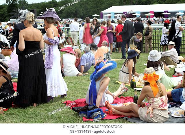 lunch on the grass some elegant on the day of the annual celebration of Diana&39, s and women&39, s competition on the racetrack best hat