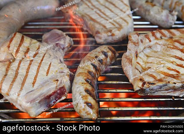 Themed photo grilling. Grilling on charcoal grill, grilled meat, charcoal, charcoal grill, meat. Nutrition, food, nourishment, Lebennswithtel, roasting