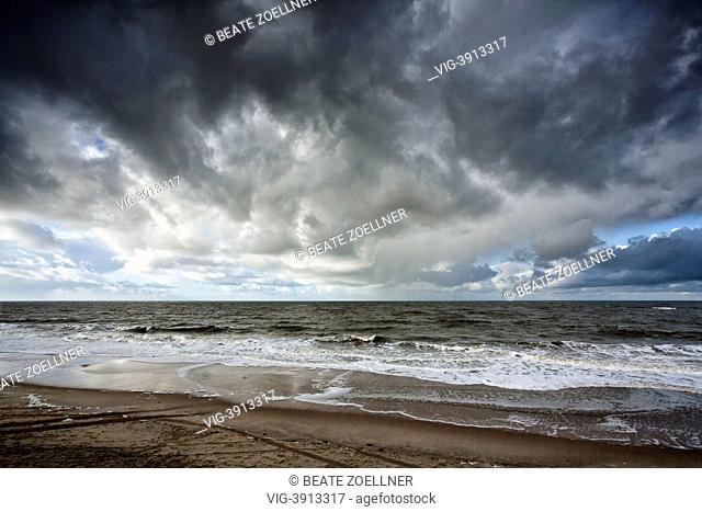 Dramatische Wolkenbildung über der Nordsee vor Sylt - Sylt, Schleswig-Holstein, Germany, 11/11/2012