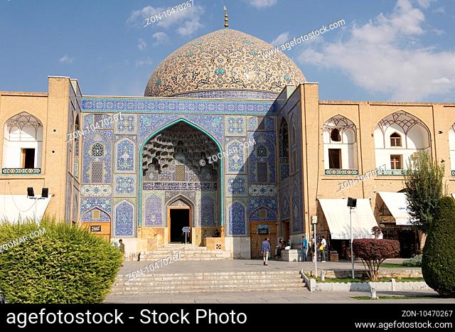 ISFAHAN, IRAN - OCTOBER 10, 2016: Lotfullah Mosque on Meydan-e Imam on October 10, 2016 in Isfahan, Iran