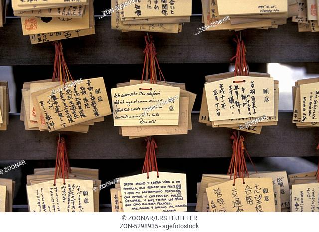 Asien, Japan, Tokyo, Wunsch Tafeln aus Holz werden von Beetenden beim Bempel hinterlassen, dies im Asakusa Senso Ji Tempel in der Innenstadt von Tokyo