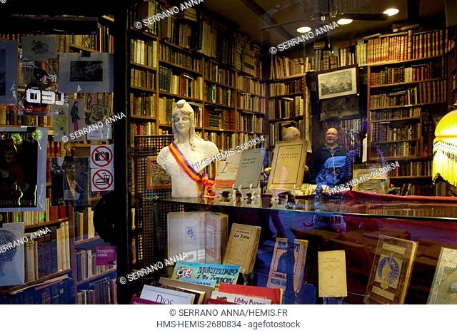 Spain, Catalonia, Barcelona, La Rambla, Las Ramblas, Les Rambles, an old bookshop in Carrer dels Banys vells and the Republic statue