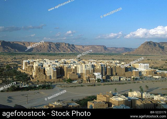 View of mud house town of Shibam, Wadi Hadramaut, Yemen, Asia