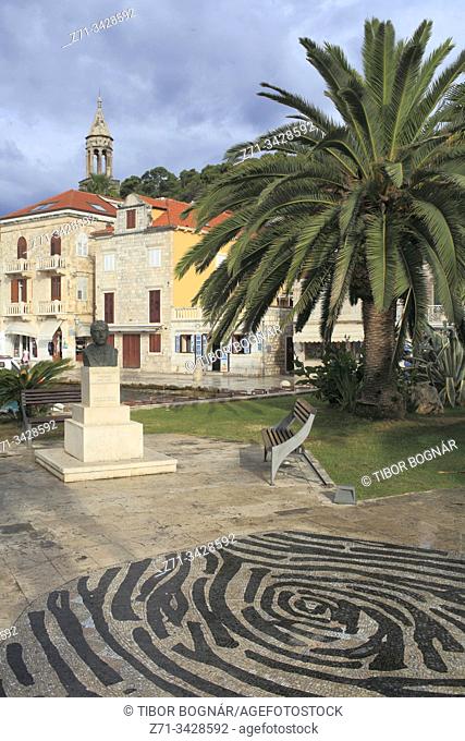 Croatia, Hvar, street scene, palm, statue