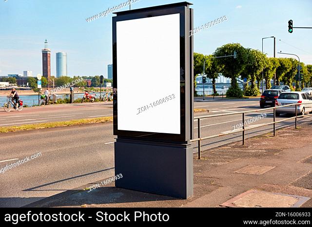 Weißes leeres City Light Poster Mock-Up Template an Straße in Stadt Köln