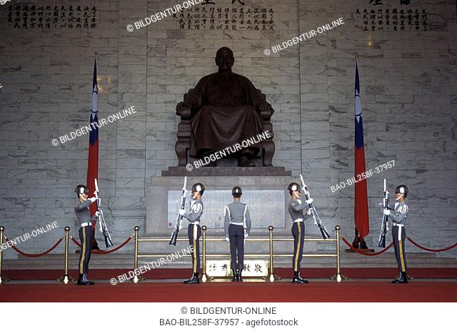 The guard with the changing of the guard in the Chiang quay Shek Memorial in the capital of Taipei in norden of the island Taiwan