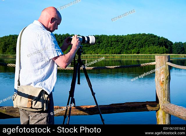 Fotograf an einem See im Müritz Nationalpark