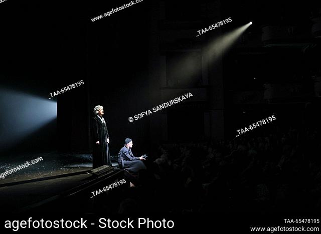 RUSSIA, MOSCOW - DECEMBER 4, 2023: Yulia Rutberg como la Dama de la Corte (L) y Vladimir Iniciar sesiónov mientras el Maestro realiza durante el estreno de la...