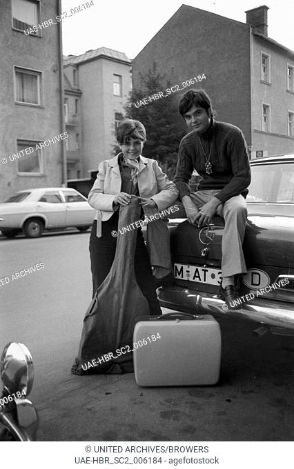 Die beiden deutschen Sänger Oliver Freyag und Gaby Baginsky auf der Straße in München, Deutschland 1960er Jahre. German, singers Oliver Freytag and Gaby...