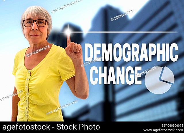 demographic change touchscreen wird von seniorin gezeigt