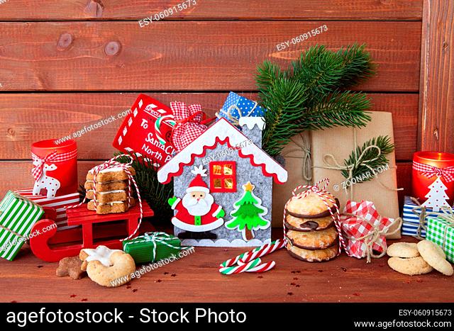 Kleine bunte Geschenke und verschiedene Plaetzchen zu Nikolaus oder Weihnachten
