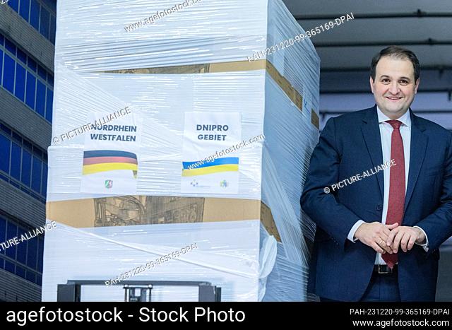 20 December 2023, North Rhine-Westphalia, Cologne: Minister for Europe Nathanael Liminski (CDU) accompanies the loading of a truck with 119 power generators and...