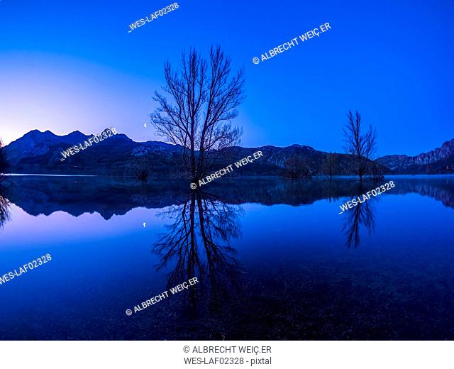 Spain, Asturias, Camposolillo, view over Porma reservoir and Cantabrian Mountains at dusk
