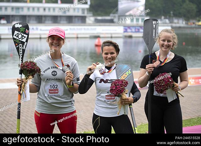 from left: Tanja ECKER (KS Loehr), 2nd place silver medal, Noelani SACH (LKV Hamburg), 1st place, gold medal, winner, German champion