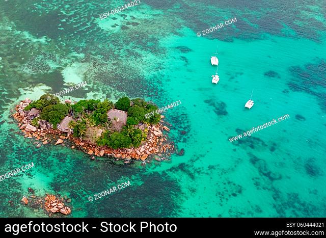 Luftaufnahme der kleinen Insel Chauve Souris bei Praslin, Seychellen. Aerial view of the small island Chauve Souris near Praslin, Seychelles in the Indian Ocean