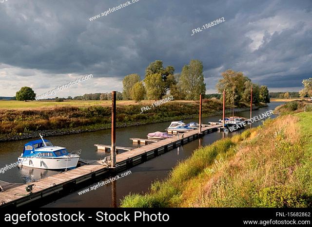 Boats at river bank of Elbe, Luechow-Danneberg, Lower Saxony, Germany, Europe