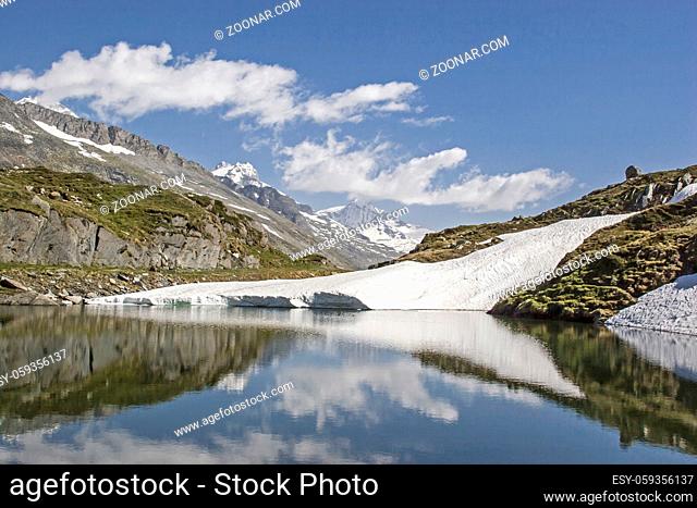Bei der Wanderung aufs Pfitscher Jochin Südtirol kann man Rast an diesem idyllischen Bergsee machen