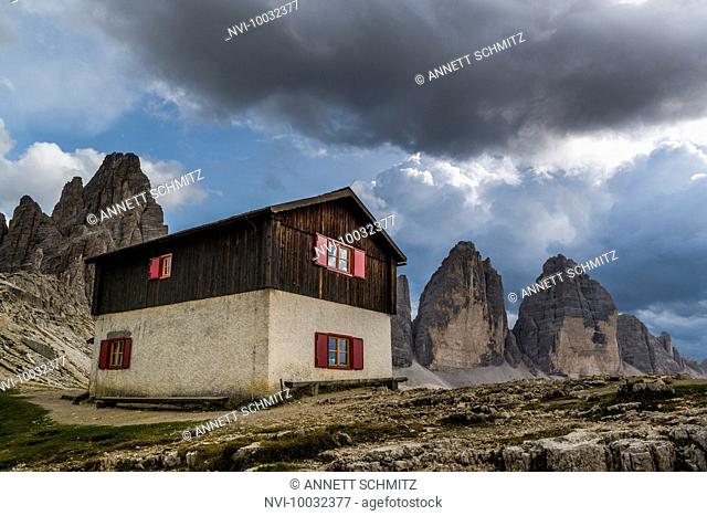 Dreizinnenhütte in front of Three Peaks, Natural Park Three Peaks, Sexten Dolomites, South Tyrol, Italy