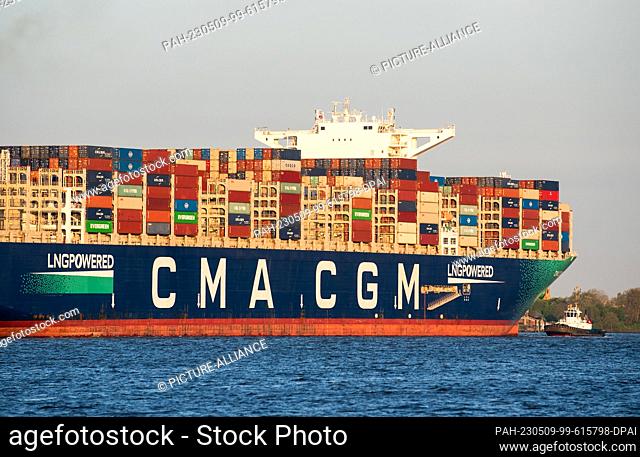 09 May 2023, Hamburg: An LNG-fueled container ship of the shipping company CMA CGM leaves the port in the morning. Photo: Daniel Bockwoldt/dpa/Daniel Bockwoldt