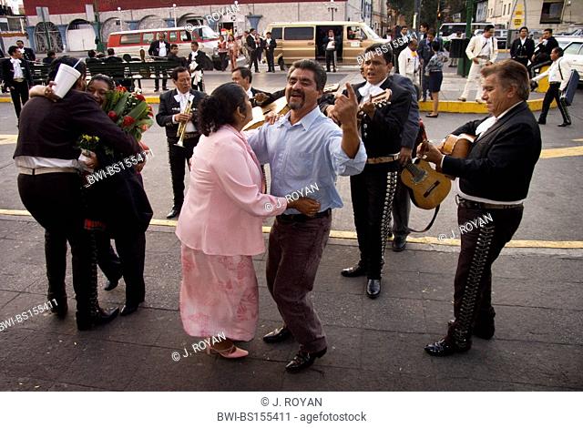 A middle age couple dances and sings during a 'serenata'. Mariachis in Plaza Garibaldi, Mejico, Mexico, Mexico City