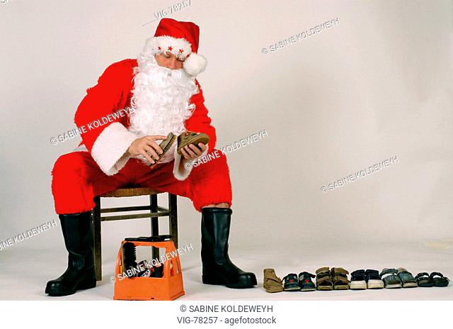 Santa Claus cleaning the children shoes. - 08/12/2004