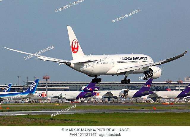 Tokyo, Japan – 16. May 2014: JAL Japan Airlines Boeing 787-8 at Tokyo Narita (NRT) in Japan. | usage worldwide. - Tokyo/Japan