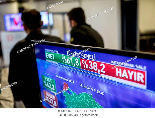 dpatop - A forecast can be seen on a monitor at the central Electoral Office in Ankara, Turkey, after the closing of polling stations, 16 April 2017