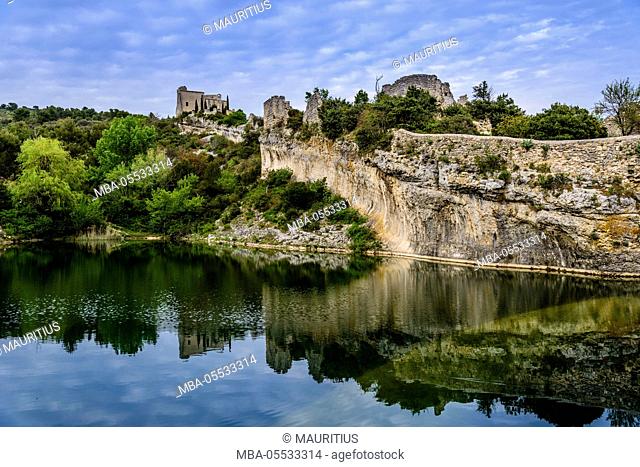 France, Provence, Vaucluse, Saint-Saturnin-lès-Apt, castle ruin