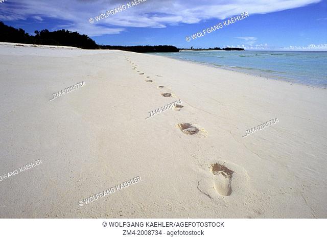 SEYCHELLES, ASSUMPTION ISLAND, WHITE SAND BEACH, FOOTPRINTS
